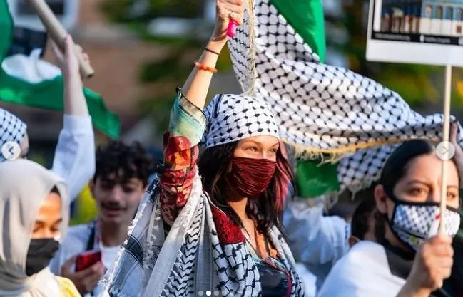 بيلا حديد من مظاهرات تدعم فلسطين